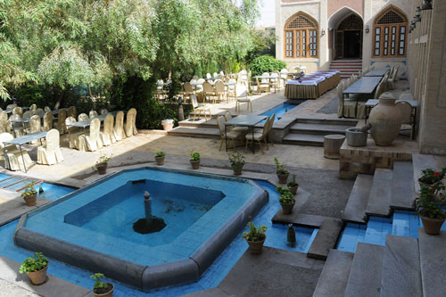 رستوران باغ هتل مشیر الممالک یزد