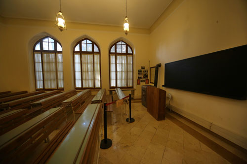 کلاس درس دانشسرای عالی در باغ موزه نگارستان